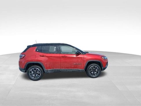 Used 2025 Jeep Compass Trailhawk image 4