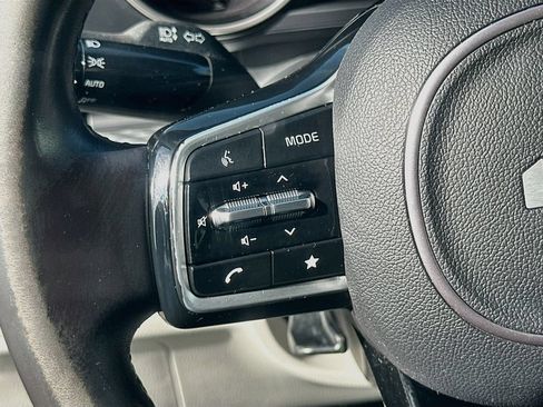 Used 2023 Kia Carnival LX FWD image 10