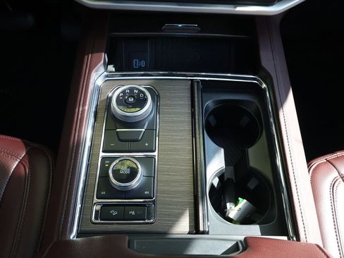 Used 2024 Ford Expedition Limited image 19