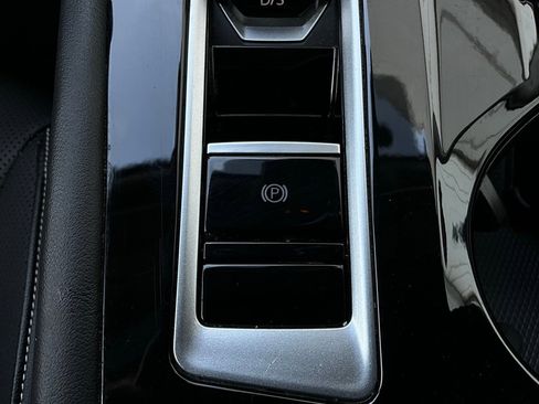 Used 2025 Volkswagen Atlas SE image 24