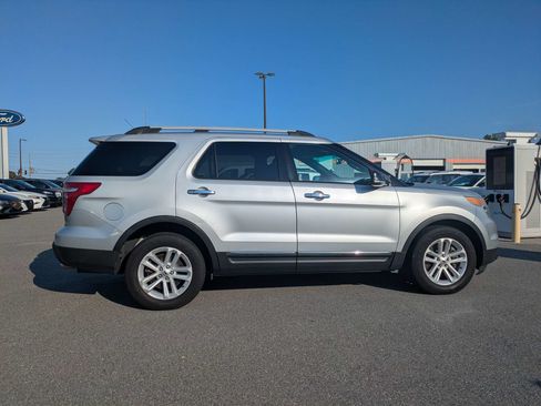 Used 2014 Ford Explorer XLT w/ Equipment Group 202A FWD image 3