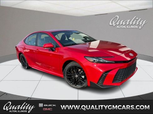 Used 2025 Toyota Camry SE FWD image 1
