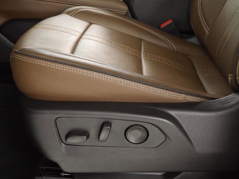 Used 2025 Chevrolet Suburban High Country image 34