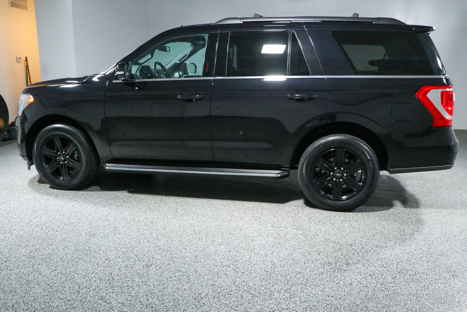 Used 2020 Ford Expedition XLT w/ Equipment Group 202A RWD image 10