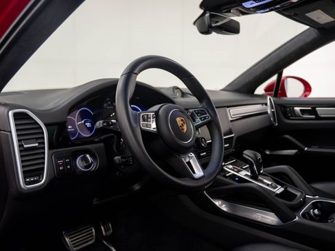 Certified 2023 Porsche Cayenne Turbo image 4