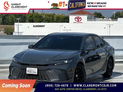 Used 2025 Toyota Camry SE w/ Convenience Package FWD image 1
