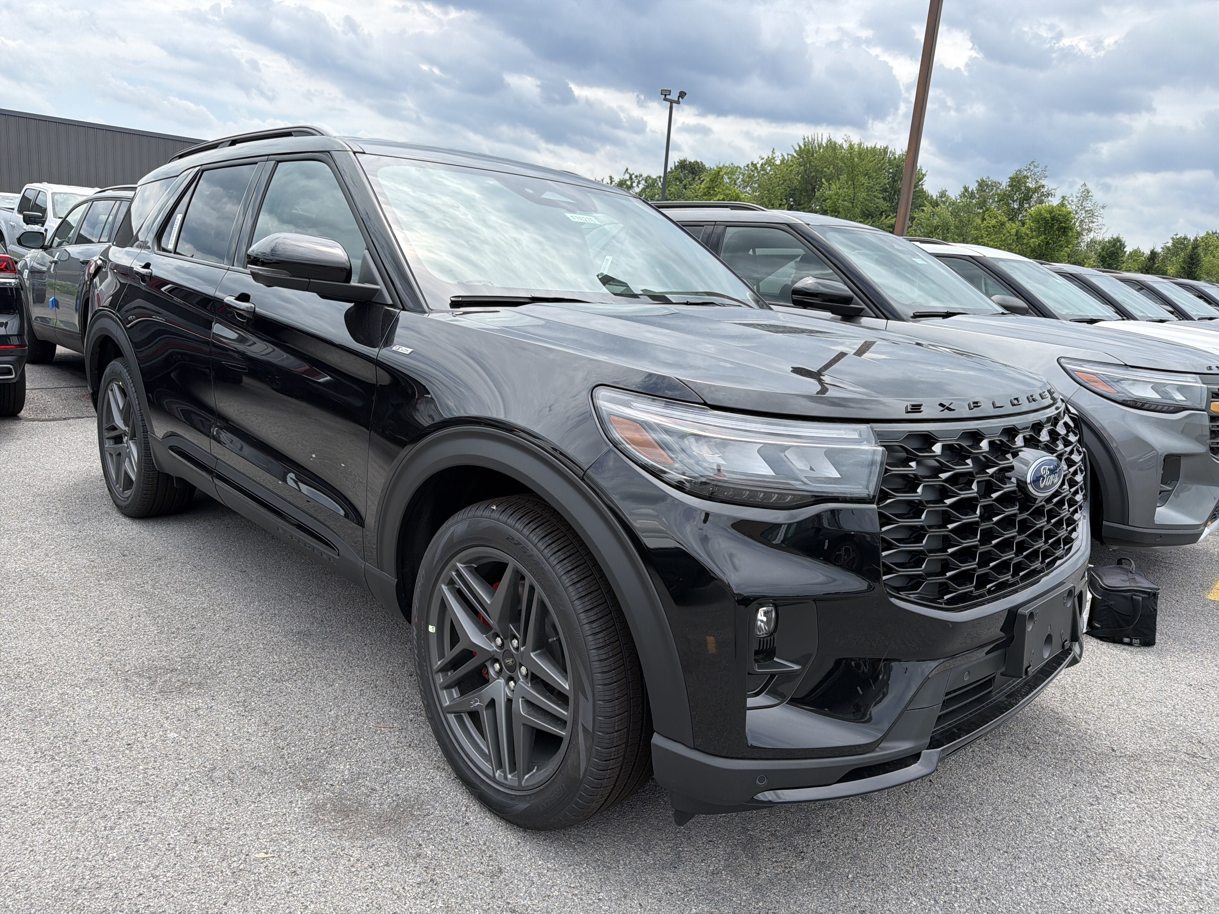 New 2026 Ford Explorer ST-Line w/ ST-Line Street Pack AWD/4WD image 2