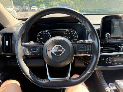 Used 2022 Nissan Pathfinder SV AWD/4WD image 10