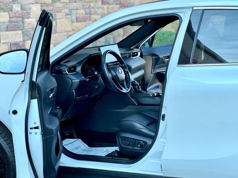 Used 2023 Toyota Venza Nightshade image 10