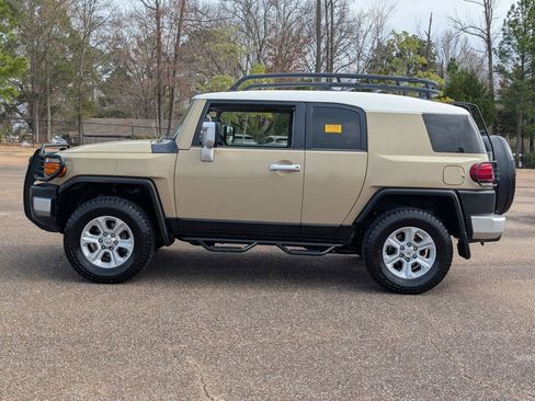 Used 2013 Toyota FJ Cruiser 2WD image 7