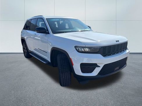 Used 2025 Jeep Grand Cherokee Altitude AWD/4WD image 5