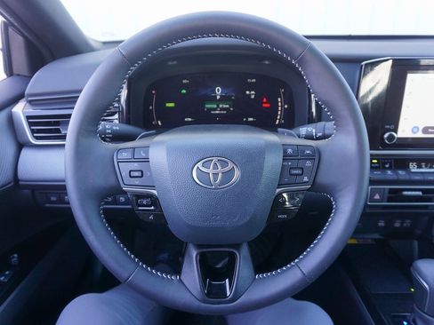 Used 2025 Toyota Camry SE w/ Convenience Package image 3