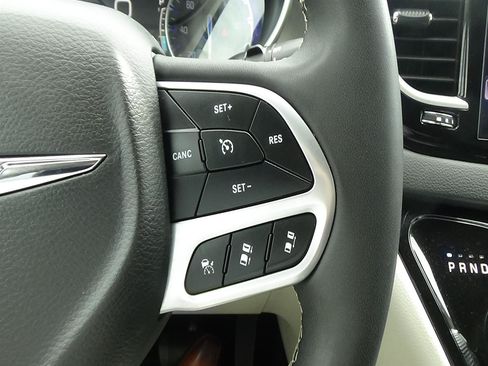 Certified 2024 Chrysler Pacifica Touring-L FWD image 21