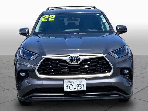 Used 2022 Toyota Highlander LE FWD image 3