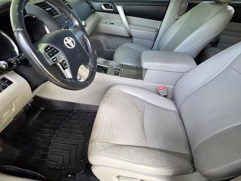 Used 2012 Toyota Highlander SE w/ Tow Pkg FWD image 6