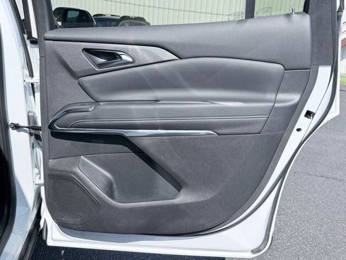 Used 2025 Chevrolet Traverse LT FWD image 33