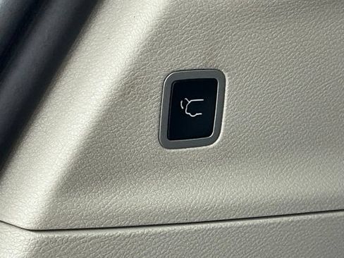 Used 2024 Chrysler Pacifica Touring-L FWD image 17