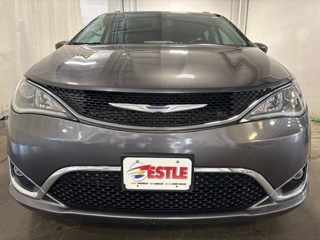 Used 2020 Chrysler Pacifica Touring-L FWD image 2