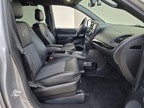 Used 2015 Chrysler Town & Country S w/ Driver Convenience Group FWD image 26
