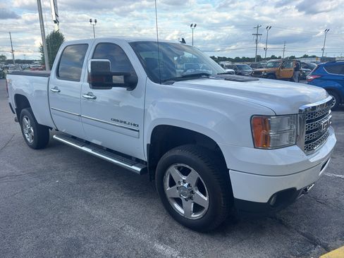 Used 2013 GMC Sierra 2500 Denali w/ Suspension Package, Off-Road AWD/4WD image 3
