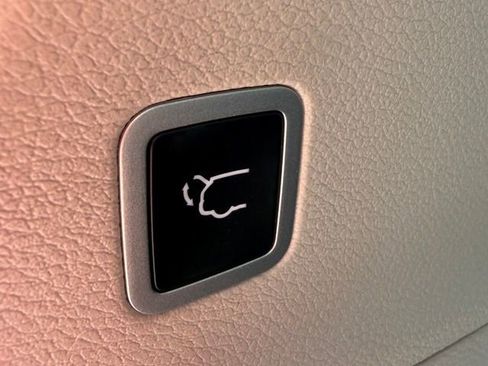 Used 2024 Chrysler Pacifica Touring-L FWD image 16