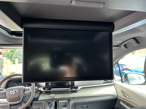 Certified 2023 Toyota Sienna Platinum AWD/4WD image 19