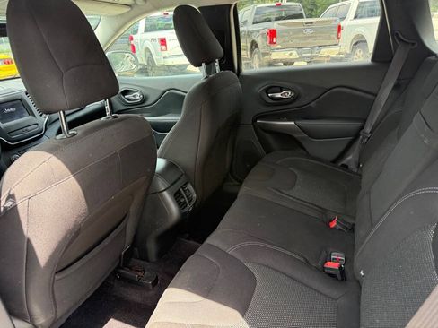 Used 2019 Jeep Cherokee Latitude w/ Cold Weather Group AWD/4WD image 10