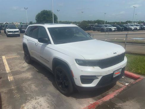Used 2024 Jeep Grand Cherokee Altitude AWD/4WD image 51