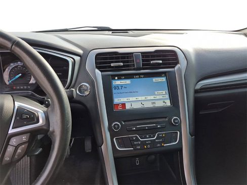 Used 2017 Ford Fusion SE w/ Equipment Group 201A image 22