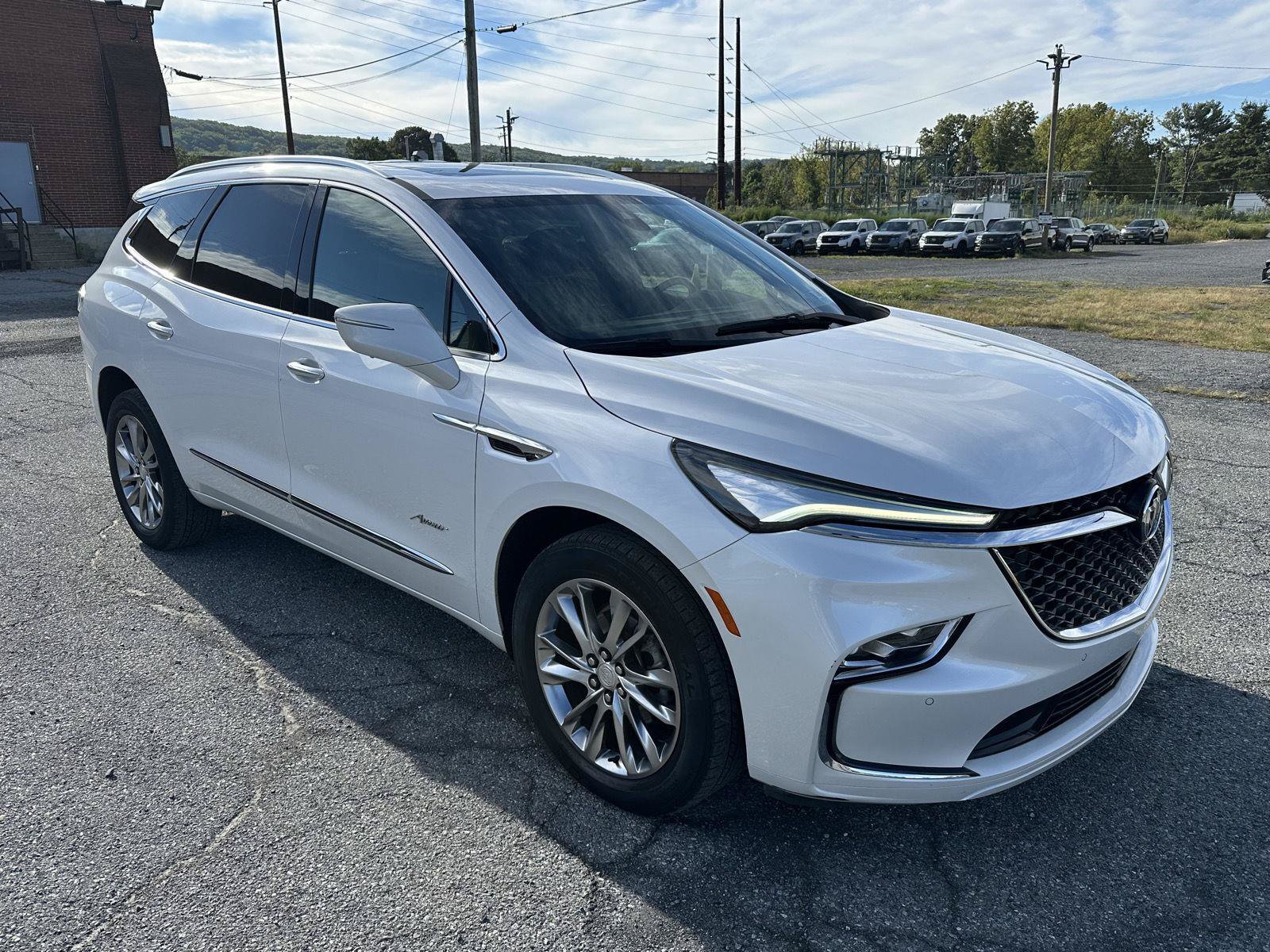 Used 2022 Buick Enclave Avenir w/ Avenir Technology Package AWD/4WD image 2