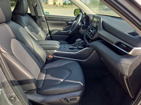 Used 2025 Toyota Highlander XLE FWD image 32