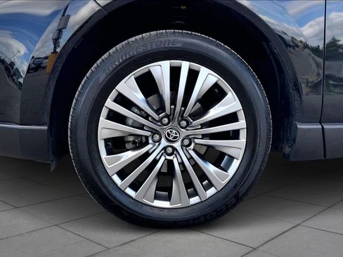 Certified 2024 Toyota Venza XLE image 11