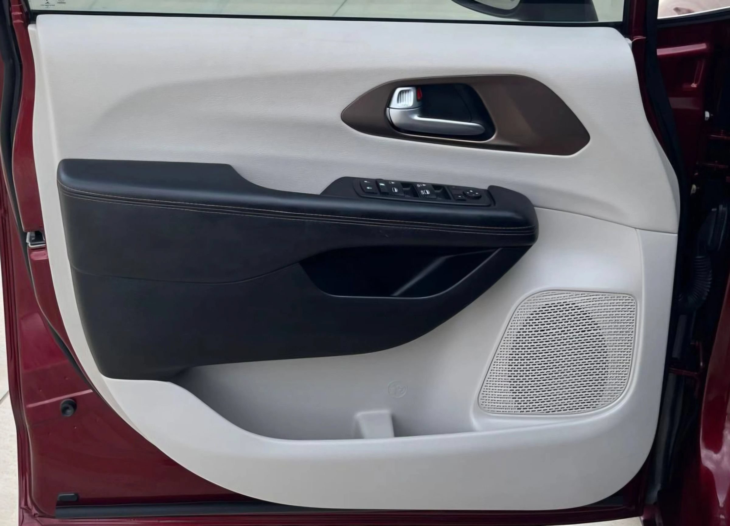 Used 2017 Chrysler Pacifica Touring FWD image 18