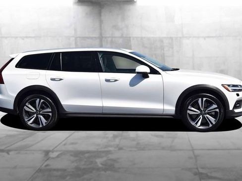 Used 2025 Volvo V60 B5 Cross Country Plus AWD/4WD image 5