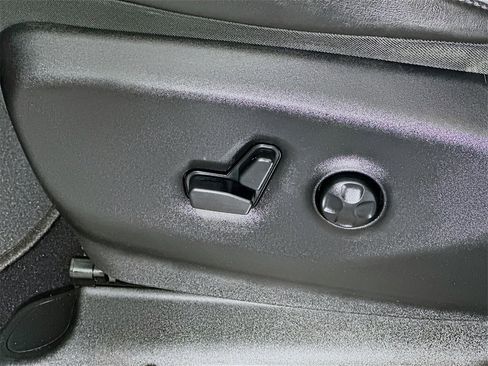 Used 2018 Chrysler Pacifica Limited w/ Tire & Wheel Group image 22