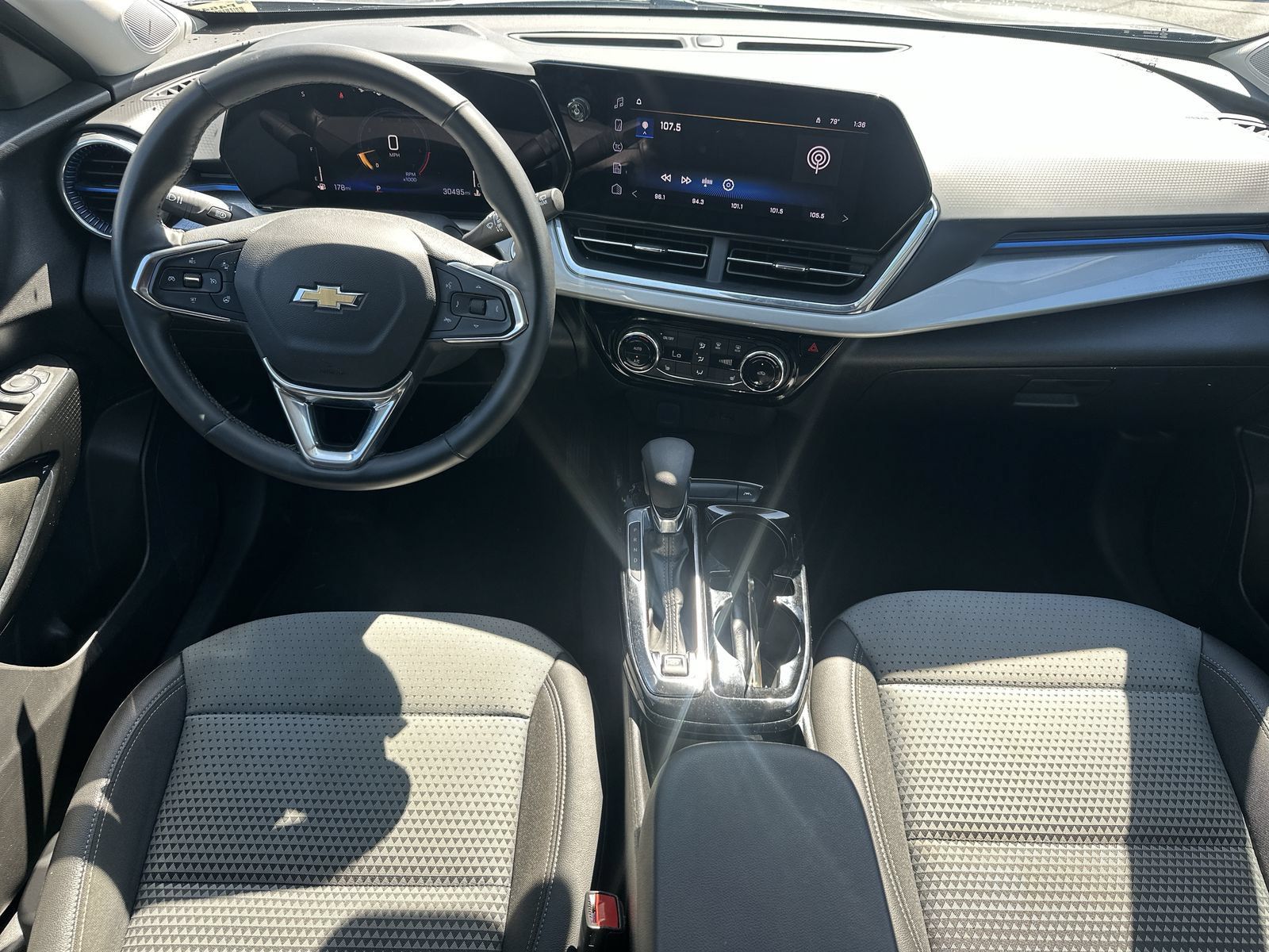 Used 2025 Chevrolet Trax LT w/ LT Convenience Package FWD image 18