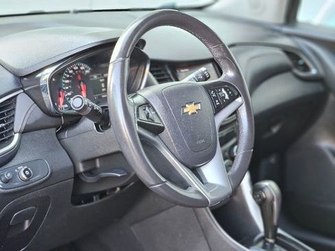 Used 2020 Chevrolet Trax LT w/ LT Convenience Package image 11