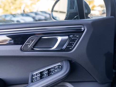 Certified 2025 Porsche Macan image 16