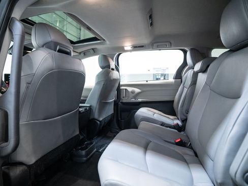 Used 2024 Toyota Sienna XLE image 33