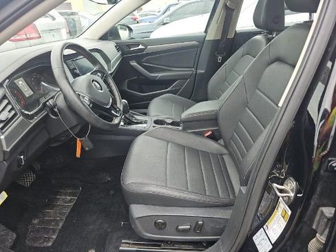 Used 2021 Volkswagen Jetta SE w/ SE Cold Weather Package image 4