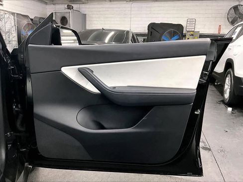 Used 2022 Tesla Model Y Long Range AWD/4WD image 22