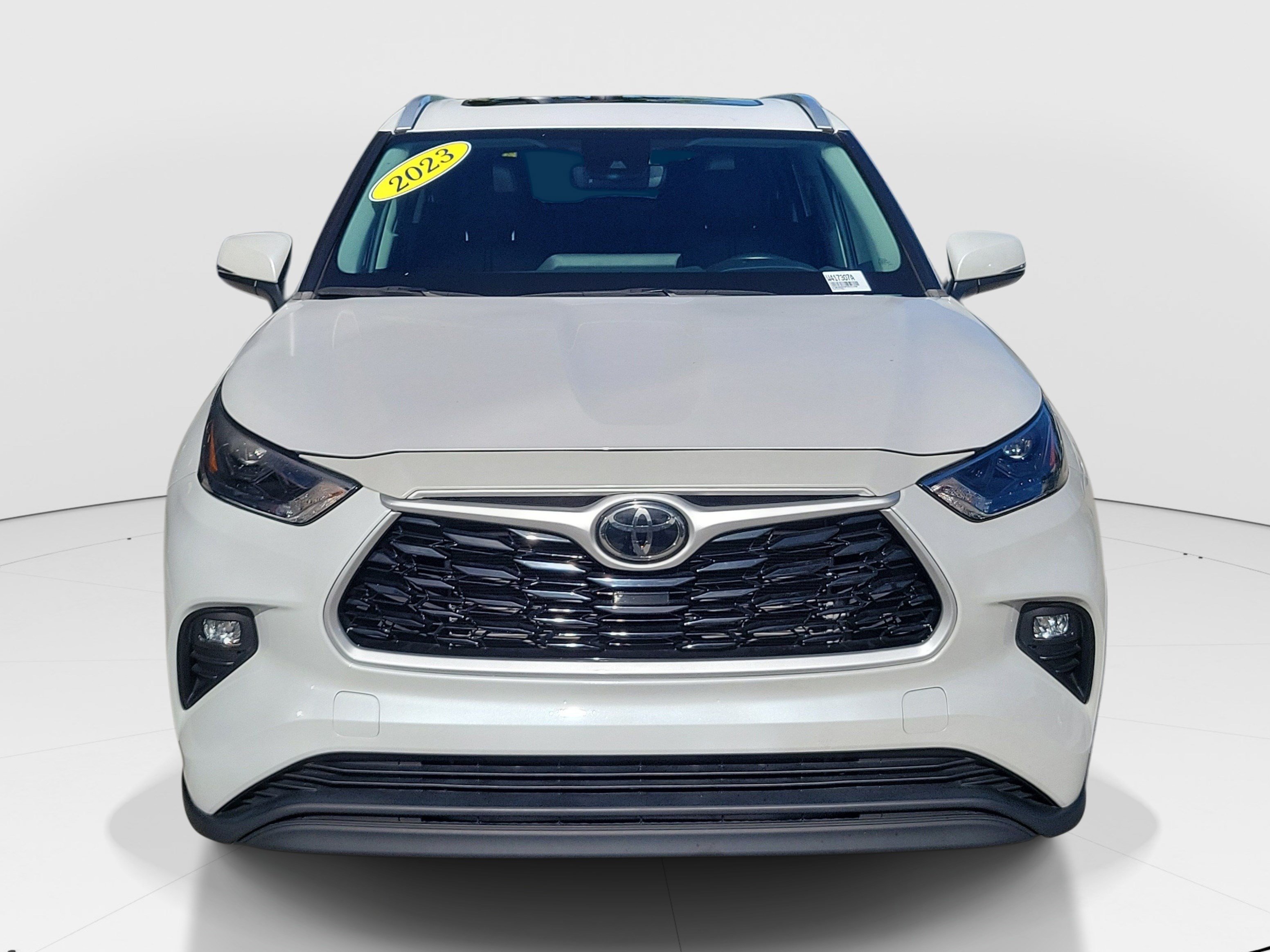 Used 2023 Toyota Highlander XLE FWD image 2