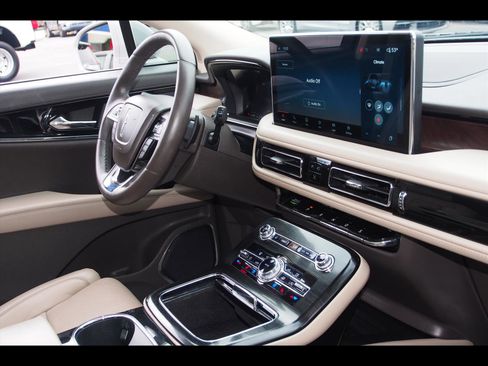 Used 2021 Lincoln Nautilus Reserve w/ Equipment Group 201A image 10