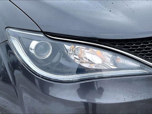 Used 2019 Chrysler Pacifica Touring-L image 29