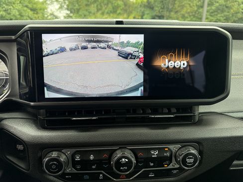 Certified 2024 Jeep Wrangler Unlimited w/ Convenience Group AWD/4WD image 18