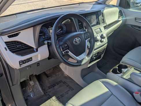 Used 2017 Toyota Sienna XLE Premium image 18