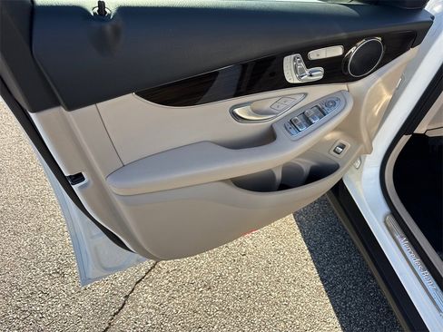 Used 2022 Mercedes-Benz GLC 300 w/ Premium Package Lite image 10