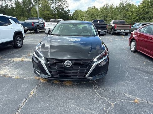 Used 2024 Nissan Altima 2.5 SV FWD image 2