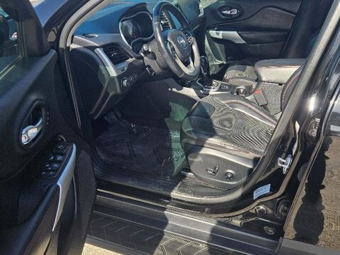 Used 2017 Jeep Cherokee Trailhawk image 15