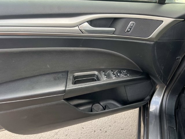 Used 2018 Ford Fusion SE w/ Fusion SE Technology Package FWD image 14